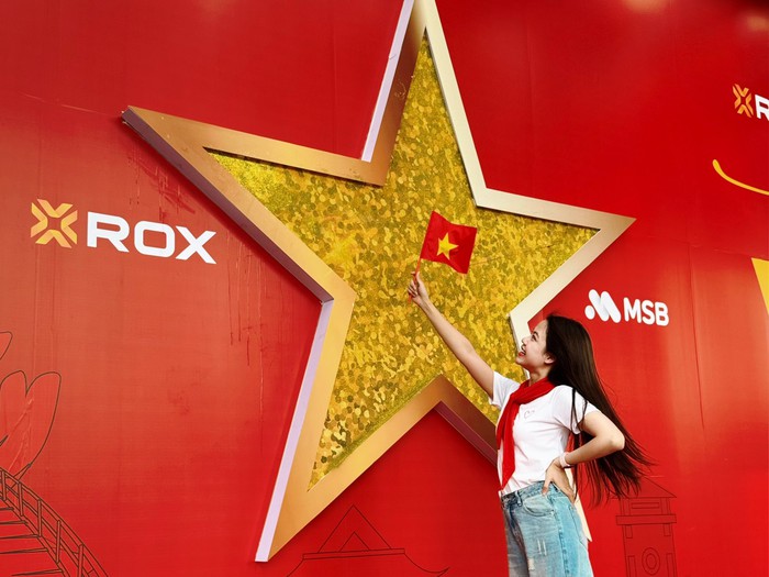 ROX Tower rực rỡ cờ hoa, lan tỏa tinh thần tự hào Việt Nam- Ảnh 5. ROX Tower rực rỡ cờ hoa, lan tỏa tinh thần tự hào Việt Nam- Ảnh 5.