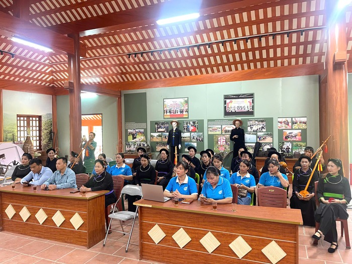 Giữ gìn và lan tỏa bản sắc văn hóa dân tộc Tày qua hát Then, đàn tính- Ảnh 1. Giữ gìn và lan tỏa bản sắc văn hóa dân tộc Tày qua hát Then, đàn tính- Ảnh 1.