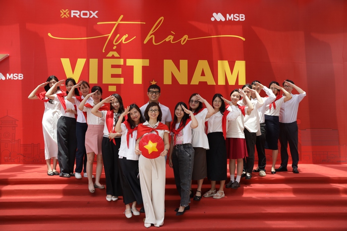 ROX Tower rực rỡ cờ hoa, lan tỏa tinh thần tự hào Việt Nam- Ảnh 6. ROX Tower rực rỡ cờ hoa, lan tỏa tinh thần tự hào Việt Nam- Ảnh 6.