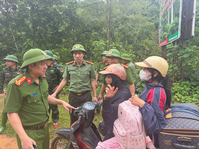 Vận chuyển lương thực cứu trợ hàng trăm hộ dân ở Thanh Hóa bị cô lập sau bão số 5- Ảnh 1. Vận chuyển lương thực cứu trợ hàng trăm hộ dân ở Thanh Hóa bị cô lập sau bão số 5- Ảnh 1.