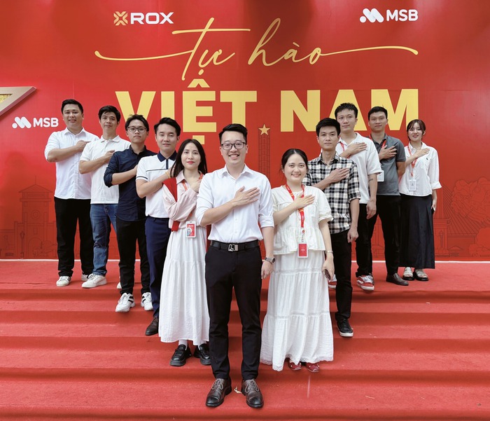 ROX Tower rực rỡ cờ hoa, lan tỏa tinh thần tự hào Việt Nam- Ảnh 8. ROX Tower rực rỡ cờ hoa, lan tỏa tinh thần tự hào Việt Nam- Ảnh 8.