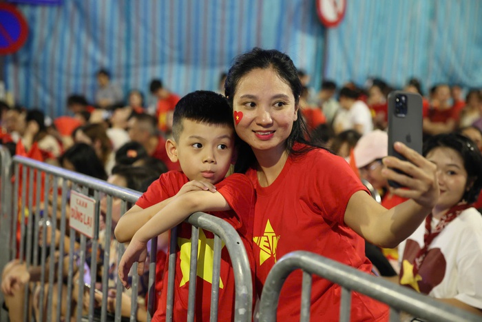 "Biển người" nô nức xem sơ duyệt diễu binh, diễu hành kỷ niệm 80 năm Quốc khánh- Ảnh 4. "Biển người" nô nức xem sơ duyệt diễu binh, diễu hành kỷ niệm 80 năm Quốc khánh- Ảnh 4.