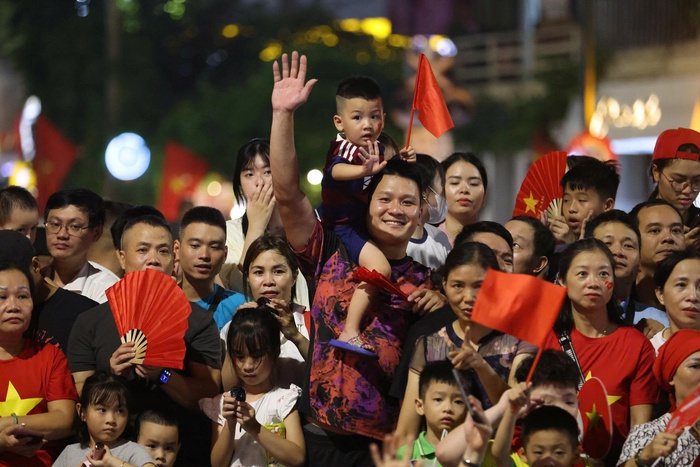 "Biển người" nô nức xem sơ duyệt diễu binh, diễu hành kỷ niệm 80 năm Quốc khánh- Ảnh 3. "Biển người" nô nức xem sơ duyệt diễu binh, diễu hành kỷ niệm 80 năm Quốc khánh- Ảnh 3.