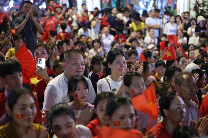 "Biển người" nô nức xem sơ duyệt diễu binh, diễu hành kỷ niệm 80 năm Quốc khánh- Ảnh 6. "Biển người" nô nức xem sơ duyệt diễu binh, diễu hành kỷ niệm 80 năm Quốc khánh- Ảnh 6.