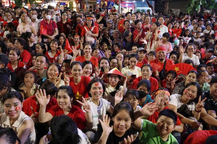 "Biển người" nô nức xem sơ duyệt diễu binh, diễu hành kỷ niệm 80 năm Quốc khánh- Ảnh 7. "Biển người" nô nức xem sơ duyệt diễu binh, diễu hành kỷ niệm 80 năm Quốc khánh- Ảnh 7.