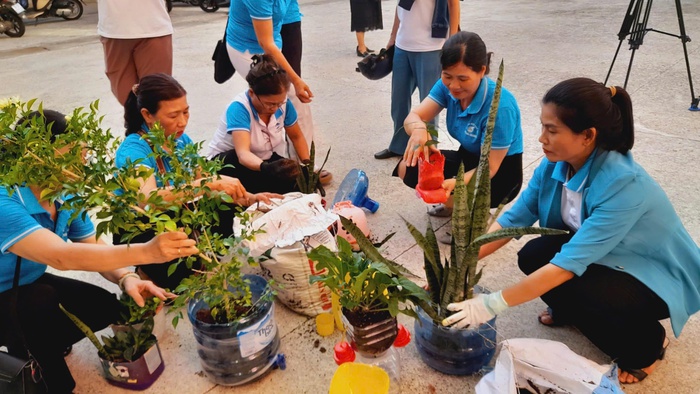 Quảng Ngãi: Phụ nữ Cẩm Thành "Trồng cây xanh trên rác thải nhựa"- Ảnh 1. Quảng Ngãi: Phụ nữ Cẩm Thành "Trồng cây xanh trên rác thải nhựa"- Ảnh 1.