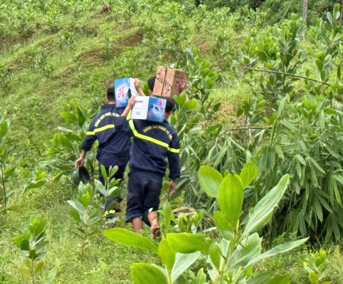 Vận chuyển lương thực cứu trợ hàng trăm hộ dân ở Thanh Hóa bị cô lập sau bão số 5- Ảnh 2. Vận chuyển lương thực cứu trợ hàng trăm hộ dân ở Thanh Hóa bị cô lập sau bão số 5- Ảnh 2.