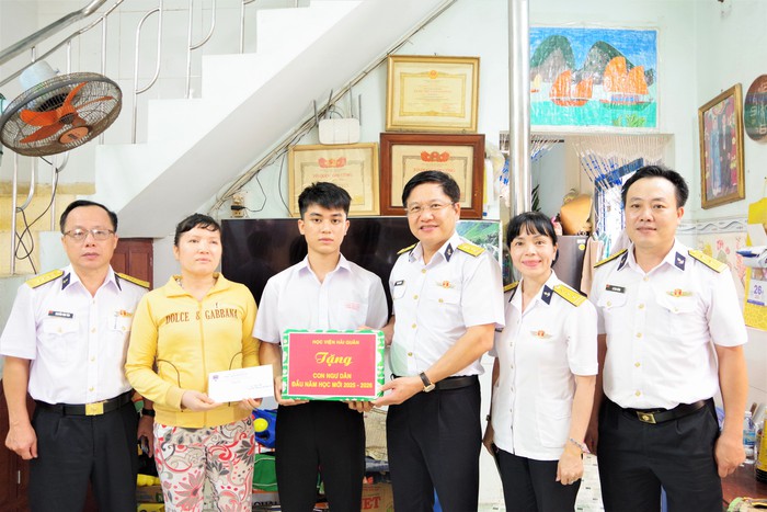 Học viện Hải quân động viên con đỡ đầu trước thềm năm học mới- Ảnh 1. Học viện Hải quân động viên con đỡ đầu trước thềm năm học mới- Ảnh 1.