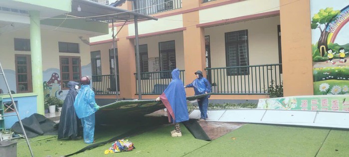 Hà Tĩnh: Các trường gấp rút khắc phục hậu quả sau bão, quyết tâm khai giảng đúng hẹn- Ảnh 2. Hà Tĩnh: Các trường gấp rút khắc phục hậu quả sau bão, quyết tâm khai giảng đúng hẹn- Ảnh 2.