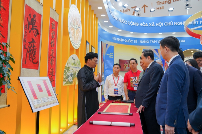 Chủ tịch Quốc hội Trần Thanh Mẫn thăm quan gian triển lãm của Viện Hàn lâm khoa học xã hội Việt Nam - Ảnh 2. Chủ tịch Quốc hội Trần Thanh Mẫn thăm quan gian triển lãm của Viện Hàn lâm khoa học xã hội Việt Nam - Ảnh 2.