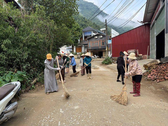 Phụ nữ Lào Cai ra quân làm sạch môi trường chào mừng Lễ kỷ niệm 80 năm Quốc khánh 2/9- Ảnh 1. Phụ nữ Lào Cai ra quân làm sạch môi trường chào mừng Lễ kỷ niệm 80 năm Quốc khánh 2/9- Ảnh 1.