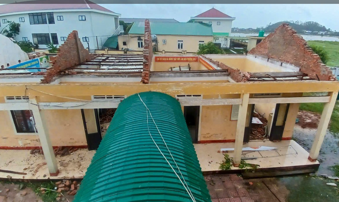 Hà Tĩnh: Các trường gấp rút khắc phục hậu quả sau bão, quyết tâm khai giảng đúng hẹn- Ảnh 4. Hà Tĩnh: Các trường gấp rút khắc phục hậu quả sau bão, quyết tâm khai giảng đúng hẹn- Ảnh 4.