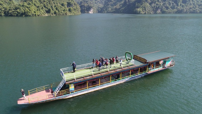 Gia đình bà Triệu Thị Sướng đầu tư thuyền đưa du khách tham quan lòng hồ sinh thái Na Hang - Lâm Bình Gia đình bà Triệu Thị Sướng đầu tư thuyền đưa du khách tham quan lòng hồ sinh thái Na Hang - Lâm Bình