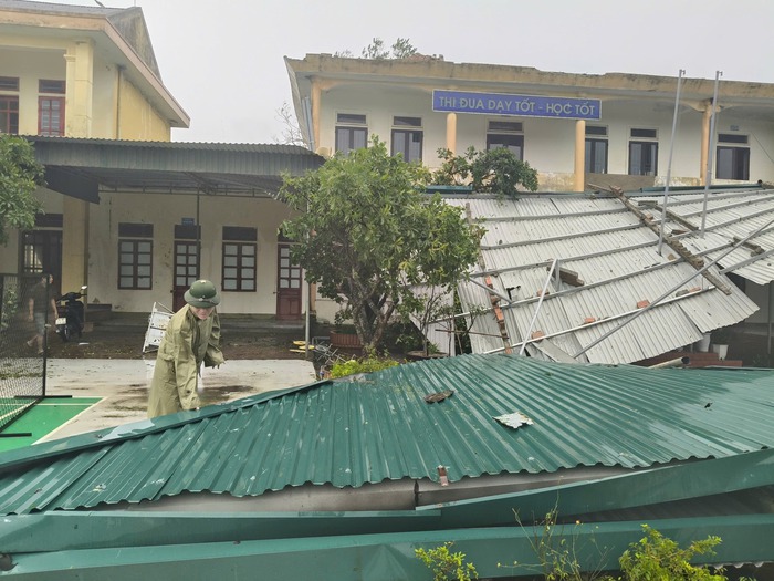 Hà Tĩnh: Các trường gấp rút khắc phục hậu quả sau bão, quyết tâm khai giảng đúng hẹn- Ảnh 1. Hà Tĩnh: Các trường gấp rút khắc phục hậu quả sau bão, quyết tâm khai giảng đúng hẹn- Ảnh 1.