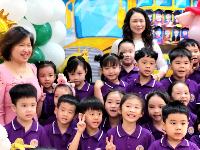 Bộ Chính trị ban hành Nghị quyết về đột phá phát triển giáo dục và đào tạo- Ảnh 1. Bộ Chính trị ban hành Nghị quyết về đột phá phát triển giáo dục và đào tạo- Ảnh 1.