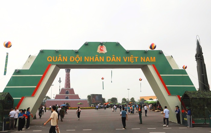 Ngắm dàn khí tài và trải nghiệm lái xe không kính trên đường Trường Sơn tại Triển lãm thành tựu đất nước- Ảnh 6. Ngắm dàn khí tài và trải nghiệm lái xe không kính trên đường Trường Sơn tại Triển lãm thành tựu đất nước- Ảnh 6.
