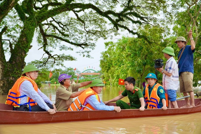 Nghệ An: Nước lũ lên cao, di dời gần 300 hộ dân đến nơi an toàn- Ảnh 7. Nghệ An: Nước lũ lên cao, di dời gần 300 hộ dân đến nơi an toàn- Ảnh 7.
