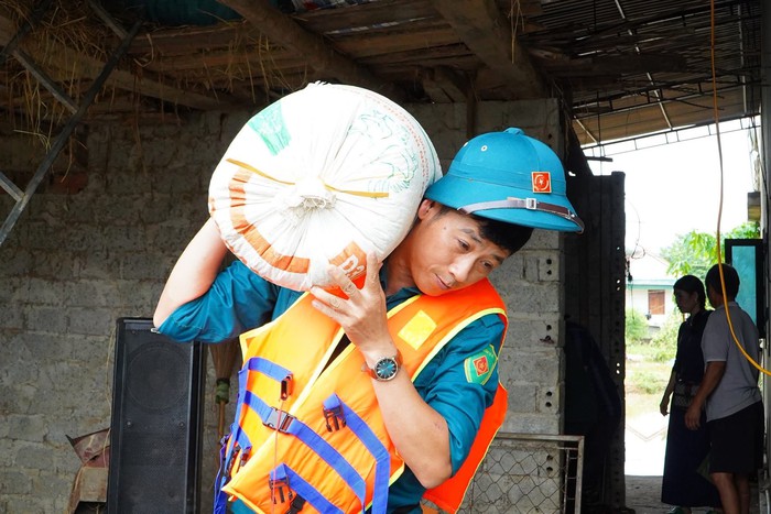 Nghệ An: Nước lũ lên cao, di dời gần 300 hộ dân đến nơi an toàn- Ảnh 4. Nghệ An: Nước lũ lên cao, di dời gần 300 hộ dân đến nơi an toàn- Ảnh 4.