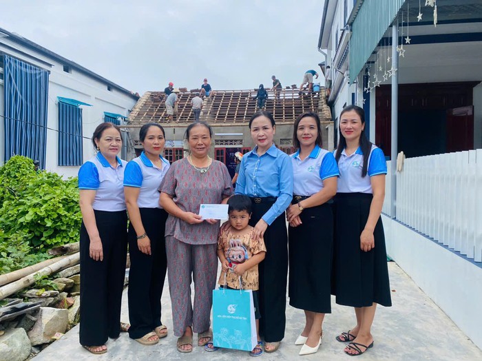 Hội LHPN tỉnh Hà Tĩnh thăm hỏi gia đình hội viên chịu ảnh hưởng nặng nề do bão số 5- Ảnh 1. Hội LHPN tỉnh Hà Tĩnh thăm hỏi gia đình hội viên chịu ảnh hưởng nặng nề do bão số 5- Ảnh 1.