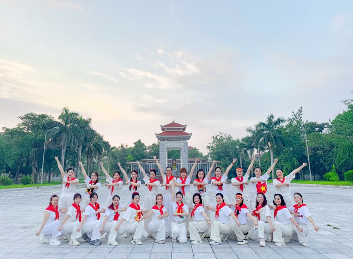 Màn dân vũ đặc sắc của phụ nữ Bắc Ninh chào mừng Quốc khánh 2/9- Ảnh 1. Màn dân vũ đặc sắc của phụ nữ Bắc Ninh chào mừng Quốc khánh 2/9- Ảnh 1.