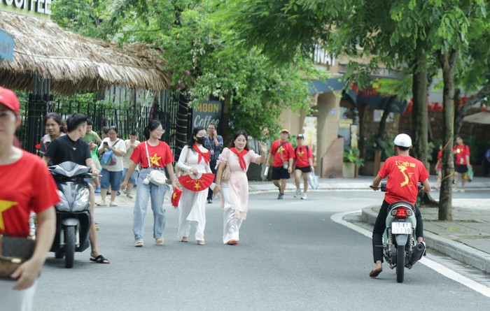 Dịch vụ xe ôm chở người đi xem diễu binh hoạt động nhộn nhịp, không tuân thủ luật giao thông- Ảnh 1. Dịch vụ xe ôm chở người đi xem diễu binh hoạt động nhộn nhịp, không tuân thủ luật giao thông- Ảnh 1.