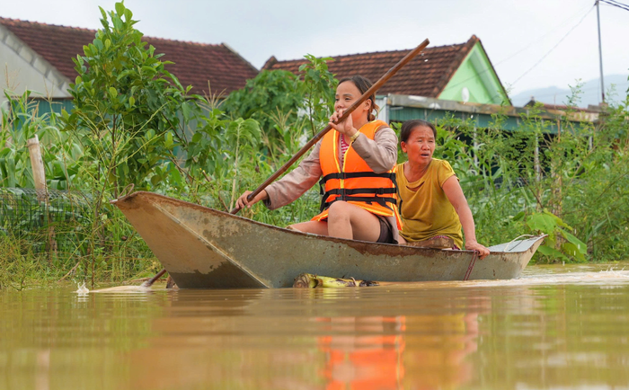 Nghệ An: Nước lũ lên cao, di dời gần 300 hộ dân đến nơi an toàn- Ảnh 6. Nghệ An: Nước lũ lên cao, di dời gần 300 hộ dân đến nơi an toàn- Ảnh 6.
