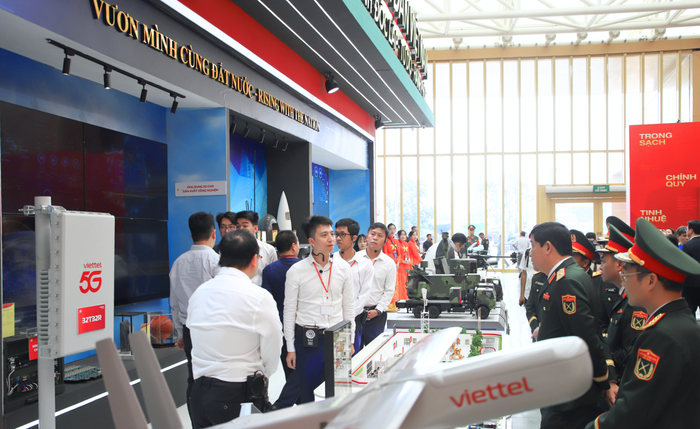Ngắm dàn khí tài và trải nghiệm lái xe không kính trên đường Trường Sơn tại Triển lãm thành tựu đất nước- Ảnh 1. Ngắm dàn khí tài và trải nghiệm lái xe không kính trên đường Trường Sơn tại Triển lãm thành tựu đất nước- Ảnh 1.