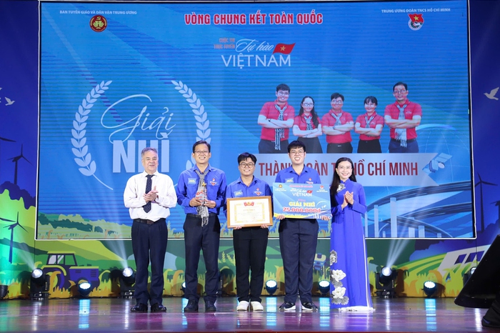 Chủ tịch UBTƯ MTTQ Việt Nam Đỗ Văn Chiến dự và trao giải Nhất cuộc thi "Tự hào Việt Nam"- Ảnh 2. Chủ tịch UBTƯ MTTQ Việt Nam Đỗ Văn Chiến dự và trao giải Nhất cuộc thi "Tự hào Việt Nam"- Ảnh 2.