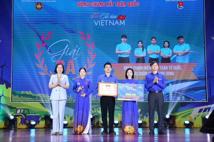 Chủ tịch UBTƯ MTTQ Việt Nam Đỗ Văn Chiến dự và trao giải Nhất cuộc thi "Tự hào Việt Nam"- Ảnh 3. Chủ tịch UBTƯ MTTQ Việt Nam Đỗ Văn Chiến dự và trao giải Nhất cuộc thi "Tự hào Việt Nam"- Ảnh 3.