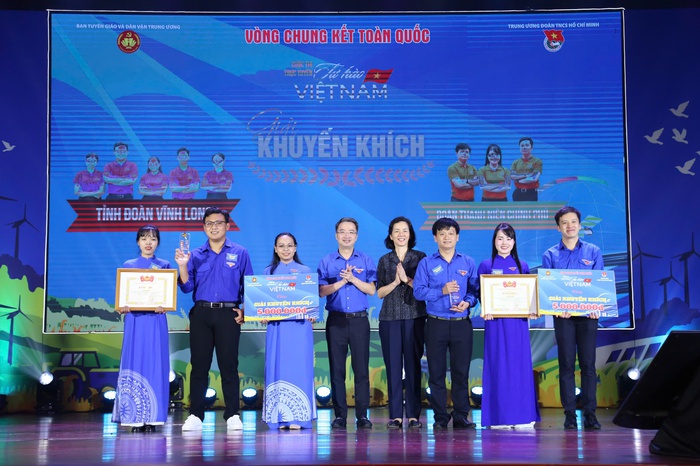 Chủ tịch UBTƯ MTTQ Việt Nam Đỗ Văn Chiến dự và trao giải Nhất cuộc thi "Tự hào Việt Nam"- Ảnh 4. Chủ tịch UBTƯ MTTQ Việt Nam Đỗ Văn Chiến dự và trao giải Nhất cuộc thi "Tự hào Việt Nam"- Ảnh 4.