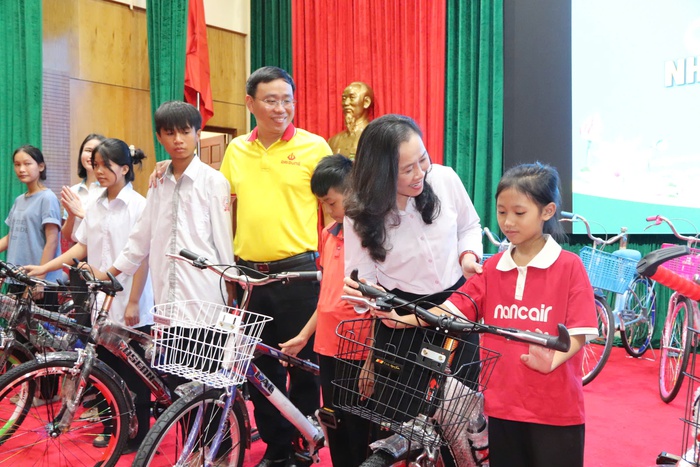 Hội LHPN tỉnh Thanh Hóa tặng quà trẻ mồ côi nhân dịp năm học mới - Ảnh 1. Hội LHPN tỉnh Thanh Hóa tặng quà trẻ mồ côi nhân dịp năm học mới - Ảnh 1.