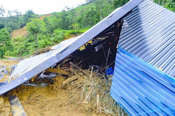 Hàng chục ngôi nhà bị cuốn sập, bản làng Yên Nhân hoang tàn sau lũ dữ- Ảnh 3. Hàng chục ngôi nhà bị cuốn sập, bản làng Yên Nhân hoang tàn sau lũ dữ- Ảnh 3.
