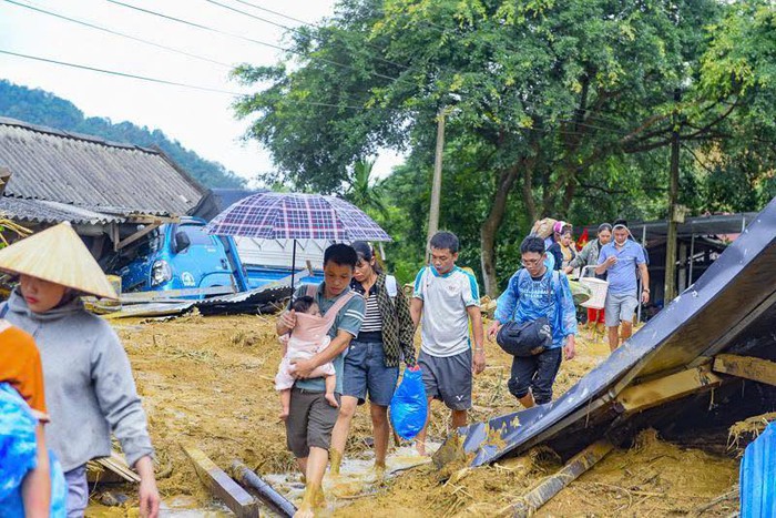 Hàng chục ngôi nhà bị cuốn sập, bản làng Yên Nhân hoang tàn sau lũ dữ- Ảnh 6. Hàng chục ngôi nhà bị cuốn sập, bản làng Yên Nhân hoang tàn sau lũ dữ- Ảnh 6.