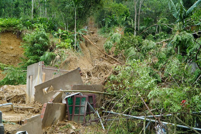 Vượt núi, băng rừng vận chuyển lương thực hỗ trợ 520 hộ dân ở Thanh Hóa bị cô lập - Ảnh 6. Vượt núi, băng rừng vận chuyển lương thực hỗ trợ 520 hộ dân ở Thanh Hóa bị cô lập - Ảnh 6.