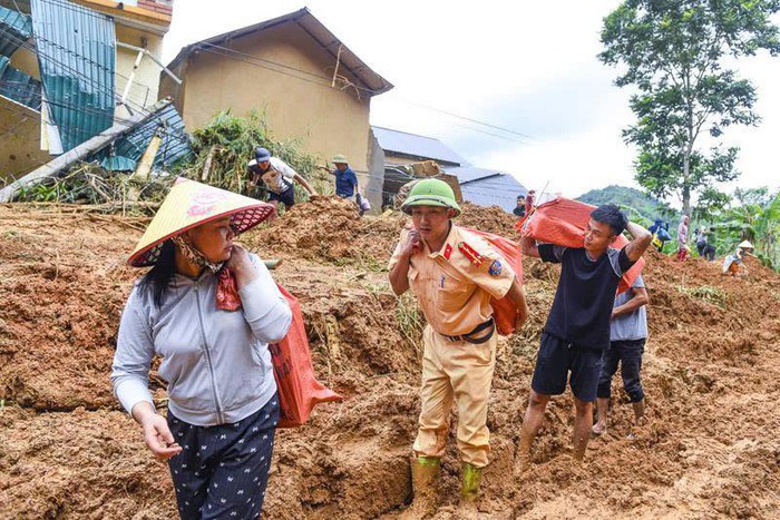 Hàng chục ngôi nhà bị cuốn sập, bản làng Yên Nhân hoang tàn sau lũ dữ- Ảnh 8. Hàng chục ngôi nhà bị cuốn sập, bản làng Yên Nhân hoang tàn sau lũ dữ- Ảnh 8.