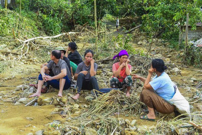 Hàng chục ngôi nhà bị cuốn sập, bản làng Yên Nhân hoang tàn sau lũ dữ- Ảnh 2. Hàng chục ngôi nhà bị cuốn sập, bản làng Yên Nhân hoang tàn sau lũ dữ- Ảnh 2.