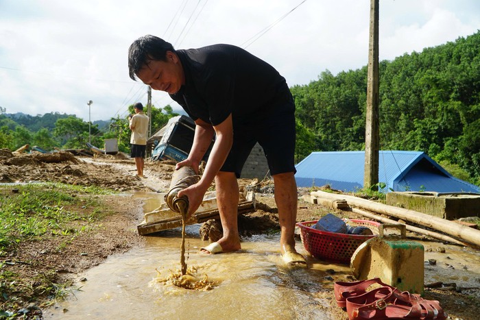 Vượt núi, băng rừng vận chuyển lương thực hỗ trợ 520 hộ dân ở Thanh Hóa bị cô lập - Ảnh 7. Vượt núi, băng rừng vận chuyển lương thực hỗ trợ 520 hộ dân ở Thanh Hóa bị cô lập - Ảnh 7.