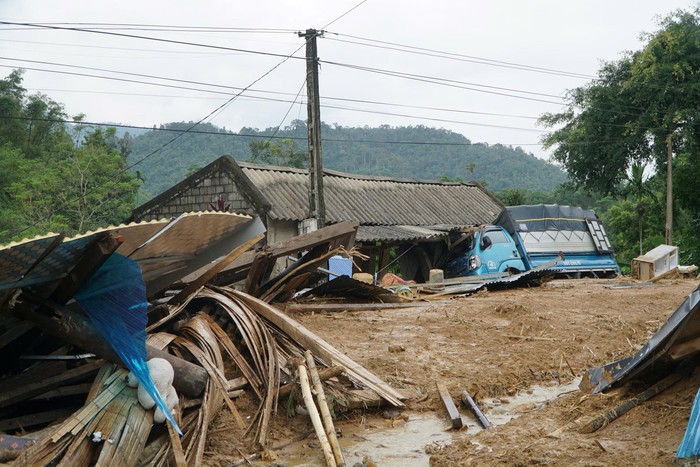 Vượt núi, băng rừng vận chuyển lương thực hỗ trợ 520 hộ dân ở Thanh Hóa bị cô lập - Ảnh 8. Vượt núi, băng rừng vận chuyển lương thực hỗ trợ 520 hộ dân ở Thanh Hóa bị cô lập - Ảnh 8.