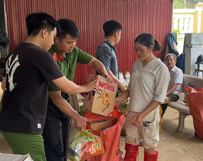 Vượt núi, băng rừng vận chuyển lương thực hỗ trợ 520 hộ dân ở Thanh Hóa bị cô lập - Ảnh 4. Vượt núi, băng rừng vận chuyển lương thực hỗ trợ 520 hộ dân ở Thanh Hóa bị cô lập - Ảnh 4.