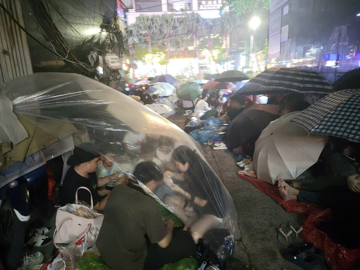 "Biển người" trắng đêm đội mưa ở vỉa hè chờ xem tổng duyệt diễu binh, diễu hành- Ảnh 10. "Biển người" trắng đêm đội mưa ở vỉa hè chờ xem tổng duyệt diễu binh, diễu hành- Ảnh 10.