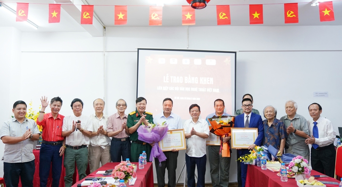 Đồng hành cùng Đề án có nhiều tên tuổi trong giới văn học nghệ thuật như nhạc sĩ Đỗ Hồng Quân (Chủ tịch Liên hiệp các Hội Văn học nghệ thuật Việt Nam), nhà văn Phùng Văn Khai (Phó Tổng Biên tập tạp chí Văn nghệ quân đội), nhà văn Hoàng Dự (Tổng Biên tập Thời báo Văn học nghệ thuật), nhà văn Hữu Ước, nhà thơ Bằng Việt, nhà nghiên cứu Nguyễn Xuân Tuấn... Đồng hành cùng Đề án có nhiều tên tuổi trong giới văn học nghệ thuật như nhạc sĩ Đỗ Hồng Quân (Chủ tịch Liên hiệp các Hội Văn học nghệ thuật Việt Nam), nhà văn Phùng Văn Khai (Phó Tổng Biên tập tạp chí Văn nghệ quân đội), nhà văn Hoàng Dự (Tổng Biên tập Thời báo Văn học nghệ thuật), nhà văn Hữu Ước, nhà thơ Bằng Việt, nhà nghiên cứu Nguyễn Xuân Tuấn...