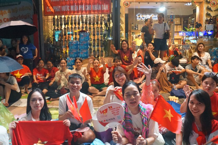 "Biển người" trắng đêm đội mưa ở vỉa hè chờ xem tổng duyệt diễu binh, diễu hành- Ảnh 2. "Biển người" trắng đêm đội mưa ở vỉa hè chờ xem tổng duyệt diễu binh, diễu hành- Ảnh 2.