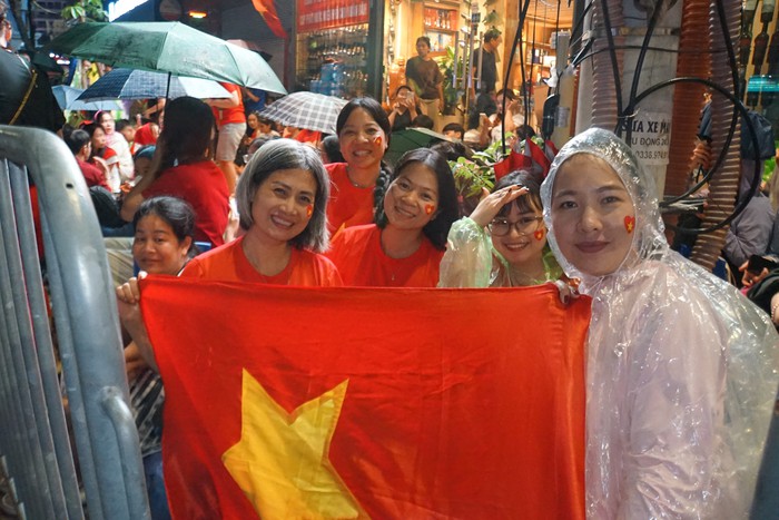 "Biển người" trắng đêm đội mưa ở vỉa hè chờ xem tổng duyệt diễu binh, diễu hành- Ảnh 1. "Biển người" trắng đêm đội mưa ở vỉa hè chờ xem tổng duyệt diễu binh, diễu hành- Ảnh 1.