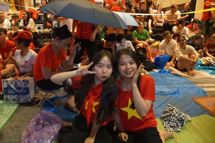 "Biển người" trắng đêm đội mưa ở vỉa hè chờ xem tổng duyệt diễu binh, diễu hành- Ảnh 4. "Biển người" trắng đêm đội mưa ở vỉa hè chờ xem tổng duyệt diễu binh, diễu hành- Ảnh 4.