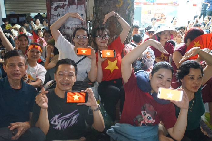 "Biển người" trắng đêm đội mưa ở vỉa hè chờ xem tổng duyệt diễu binh, diễu hành- Ảnh 5. "Biển người" trắng đêm đội mưa ở vỉa hè chờ xem tổng duyệt diễu binh, diễu hành- Ảnh 5.