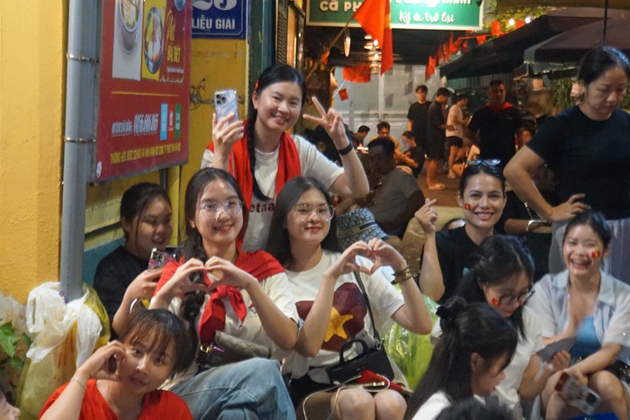 "Biển người" trắng đêm đội mưa ở vỉa hè chờ xem tổng duyệt diễu binh, diễu hành- Ảnh 3. "Biển người" trắng đêm đội mưa ở vỉa hè chờ xem tổng duyệt diễu binh, diễu hành- Ảnh 3.