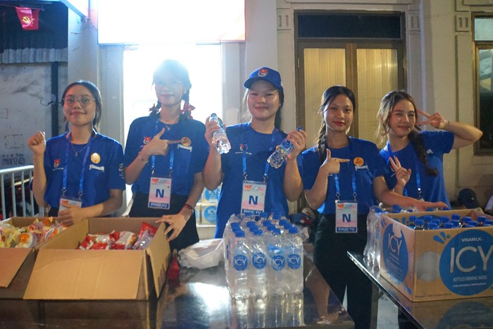 "Biển người" trắng đêm đội mưa ở vỉa hè chờ xem tổng duyệt diễu binh, diễu hành- Ảnh 12. "Biển người" trắng đêm đội mưa ở vỉa hè chờ xem tổng duyệt diễu binh, diễu hành- Ảnh 12.