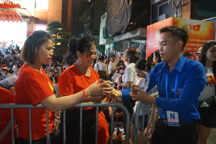 "Biển người" trắng đêm đội mưa ở vỉa hè chờ xem tổng duyệt diễu binh, diễu hành- Ảnh 8. "Biển người" trắng đêm đội mưa ở vỉa hè chờ xem tổng duyệt diễu binh, diễu hành- Ảnh 8.