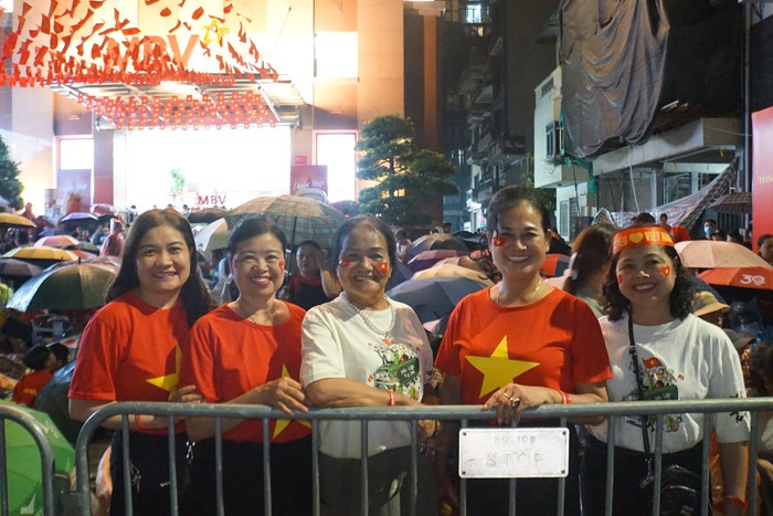 "Biển người" trắng đêm đội mưa ở vỉa hè chờ xem tổng duyệt diễu binh, diễu hành- Ảnh 6. "Biển người" trắng đêm đội mưa ở vỉa hè chờ xem tổng duyệt diễu binh, diễu hành- Ảnh 6.
