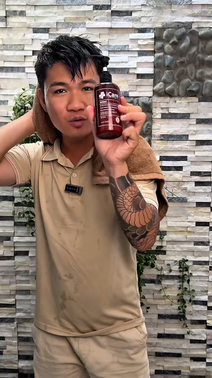 Clip Review "Hết gàu chỉ sau 7 ngày" của chàng trai Sài Gòn gây bão TikTok: Bí quyết nào đứng sau?- Ảnh 1. Clip Review "Hết gàu chỉ sau 7 ngày" của chàng trai Sài Gòn gây bão TikTok: Bí quyết nào đứng sau?- Ảnh 1.